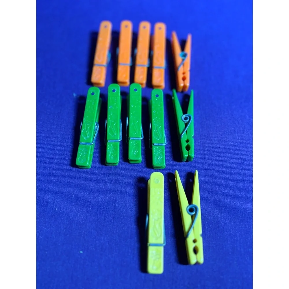 Lot‎ of 12 Penley Made in USA Plastic Clothes Pins Floral Design MCM